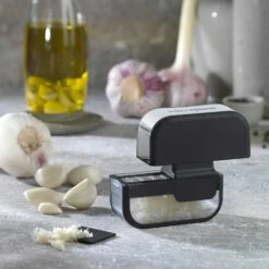 Microplane Grater Garlic, Black 5 Microplane Grater Garlic, Black -Keukengerei Aanbiedingen microplane grater garlic black 4