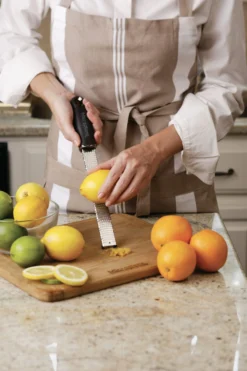 Microplane Premium Classic Zesteur, Rood 8 Microplane Premium Classic Zesteur, Rood -Keukengerei Aanbiedingen microplane premium classic zesteur 32 1 scaled