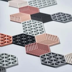 Zone Denmark Triangle Trivet Small, Cool Grey -Keukengerei Aanbiedingen zone denmark triangles trivet nordic sky 8 1